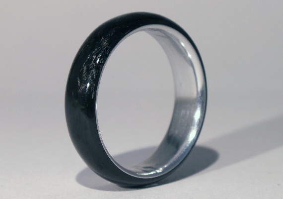 Prsten s vnitřní ocelovou (nebo jinou) částí je velmi přijemný na dotek. Kov lze leštit do zrcadlového lesku nebo ponechat kartáčovaný. <br>
                                <p style=color:white>
                                
                                    
                                    Cena od 2000,- objednat můžete pomocí kontaktního formuláře.
                                    
                                </a>
                                </p>